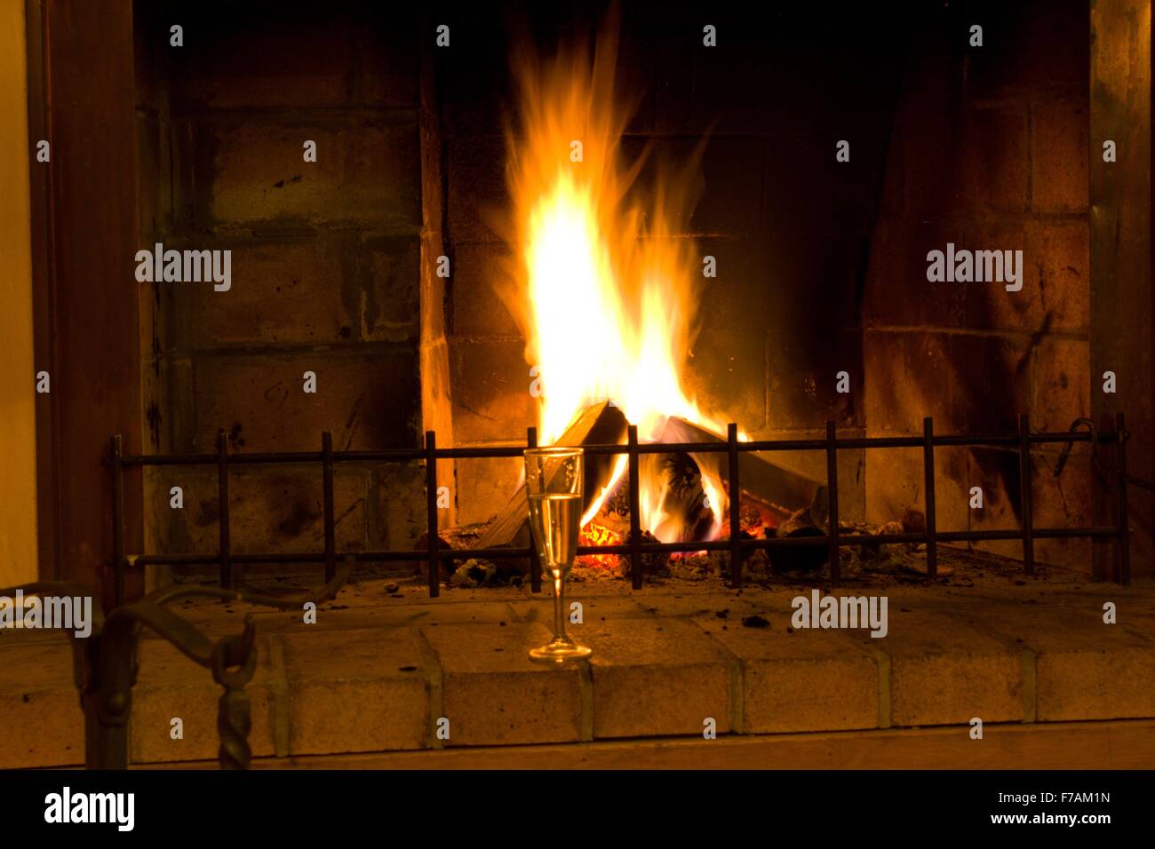 brennendes Feuer im Kamin zu Hause Stockfoto