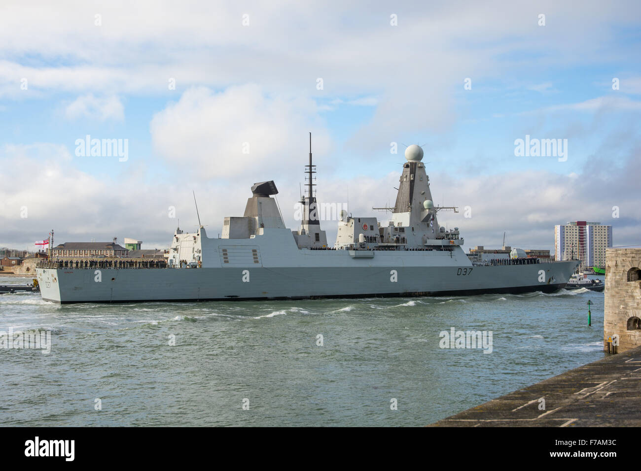 HMS Duncan (D 37) kehrt nach Portsmouth, Großbritannien am 27. November 2015, nach ihrem ersten Einsatz. Stockfoto