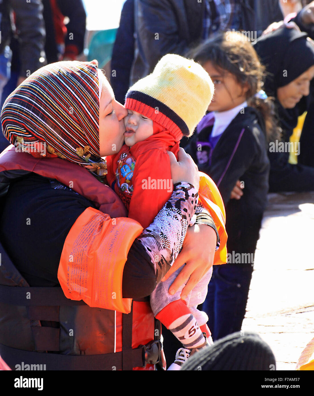 Syrische Flüchtlinge und Immigrantenfamilien kommen auf Molyvos auf der Insel Lesbos Griechenland an, nachdem sie aus dem Krieg mit einem aufblasbaren Boot in Syrien geflohen waren Stockfoto