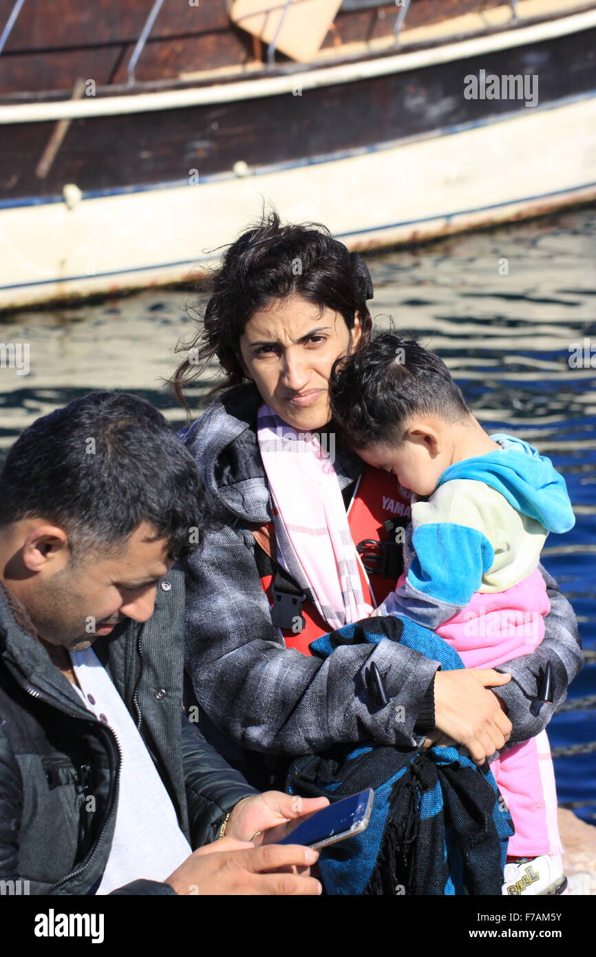 Syrische Flüchtlinge und Immigrantenfamilien kommen auf Molyvos auf der Insel Lesbos Griechenland an, nachdem sie aus dem Krieg mit einem aufblasbaren Boot in Syrien geflohen waren Stockfoto