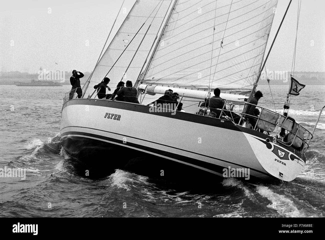 AJAXNETPHOTO. 29. MÄRZ 1982. PORTSMOUTH, ENGLAND - FLYING DUTCHMAN NÄHERT SICH RENNENDE - HOLLÄNDISCHE YACHT FLYER IN SICHTWEITE DER ZIELLINIE AM ENDE DER VIERTEN ETAPPE DES RENNENS WHITBREAD AUS SOUTHSEA. FOTO: JONATHAN EASTLAND/AJAX REF; 822903 2 18A Stockfoto