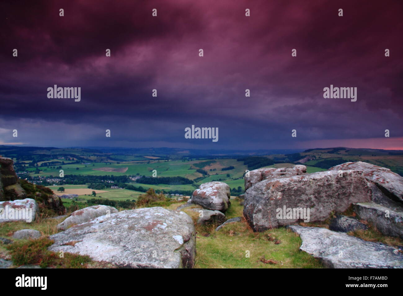 Ein Sommergewitter Scuds über den Peak District in Richtung Baslow Kante (Bild), Derbyshire, England UK Stockfoto