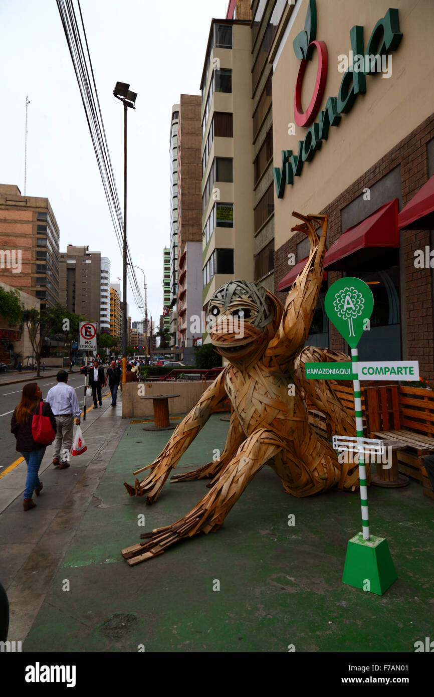 Holzaffen, Teil der Kampagne von NGO Amazoniaqui, um das Bewusstsein für die Notwendigkeit zu wecken Amazonas Regenwälder zu schützen, außerhalb Vivanda Supermarkt, Lima, Peru Stockfoto