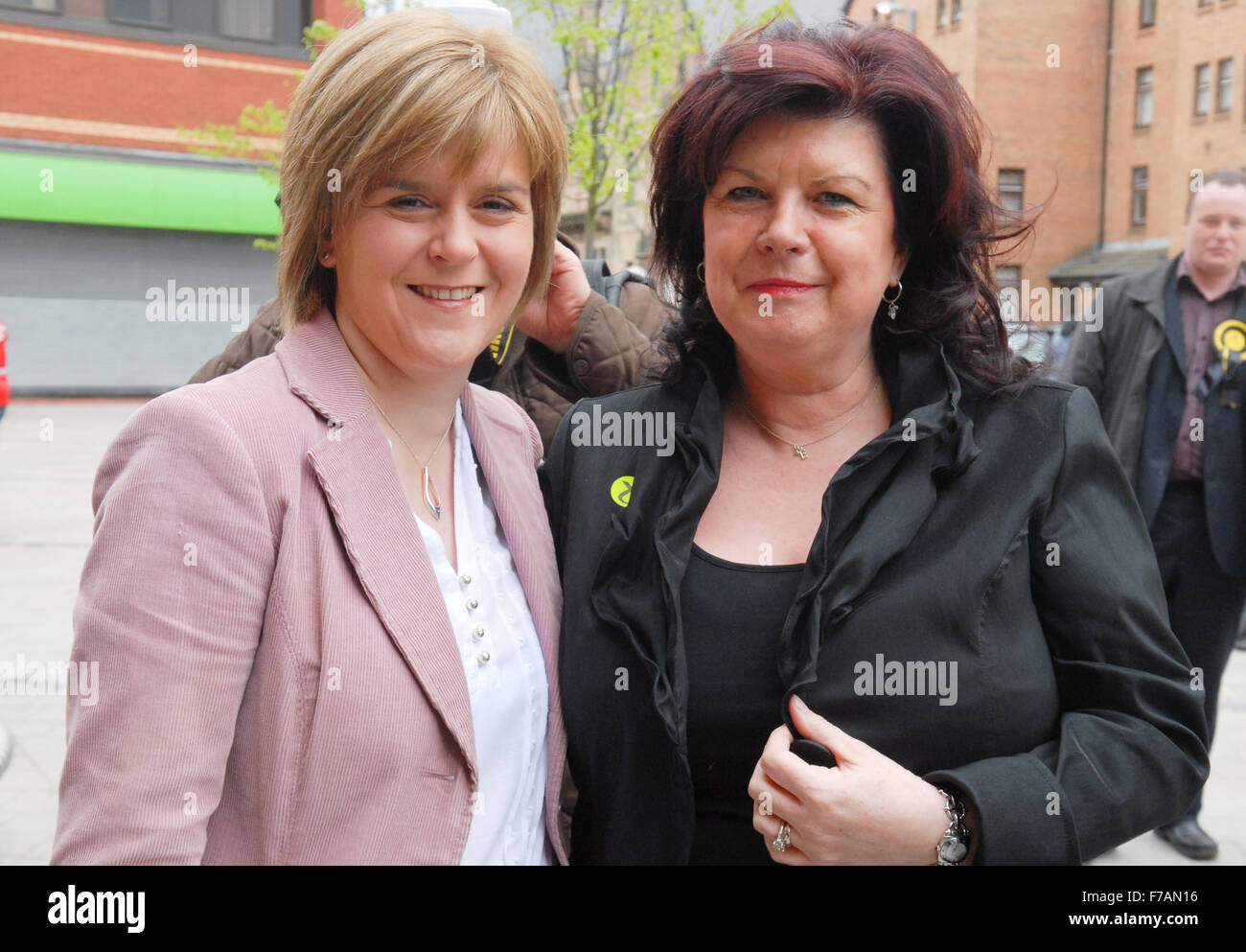 Scottish National Party (SNP) Führer Nicola Sturgeon und Schauspielerin Elaine C Smith in Glasgow. Stockfoto