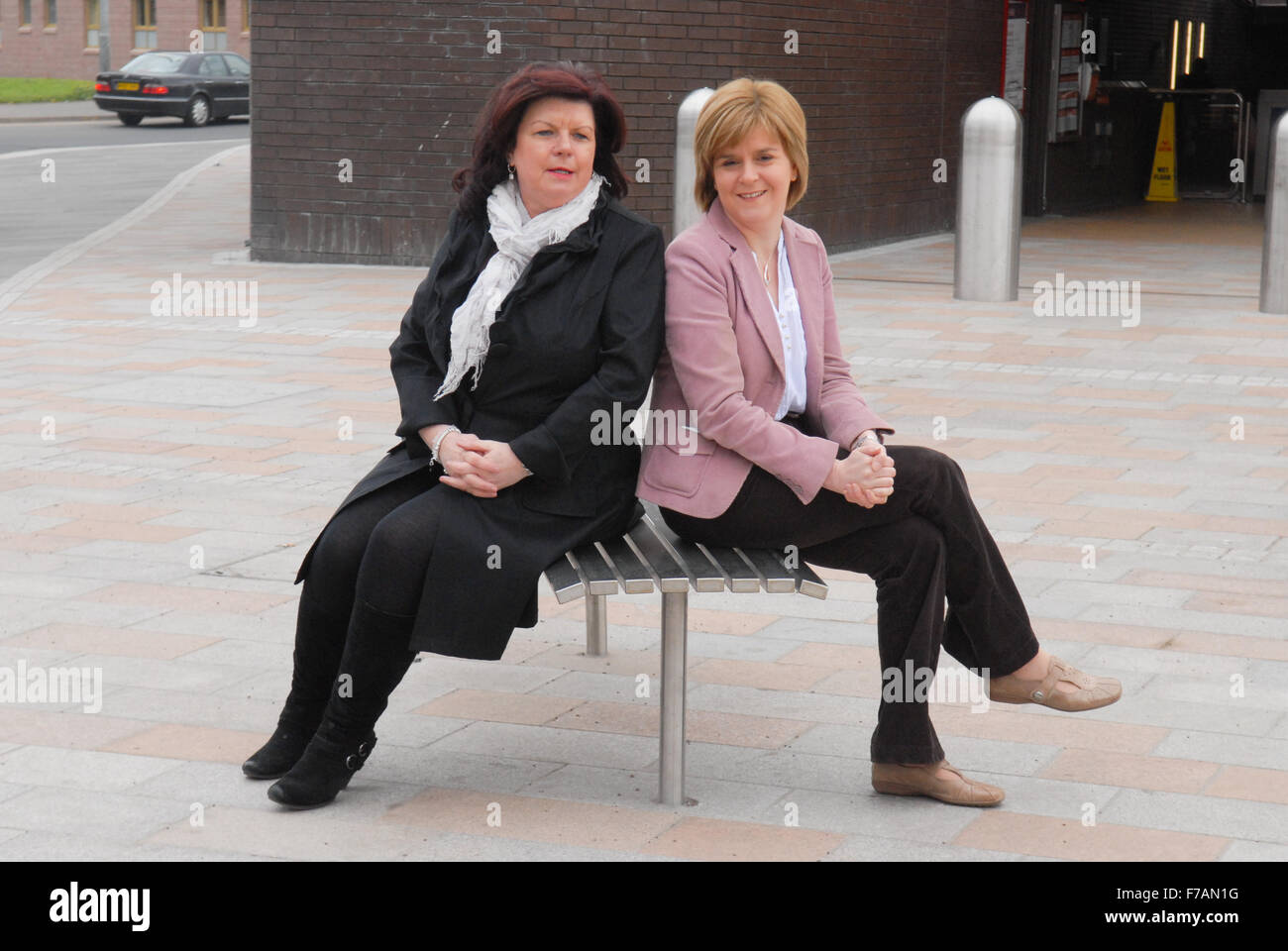 Scottish National Party (SNP) Führer Nicola Sturgeon und Schauspielerin Elaine C Smith in Glasgow. Stockfoto