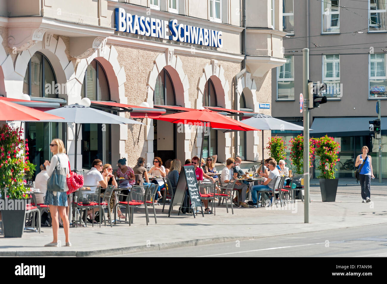 Leben auf der Straße am Kurfürstenplatz, Schwabing, München, Bayern
