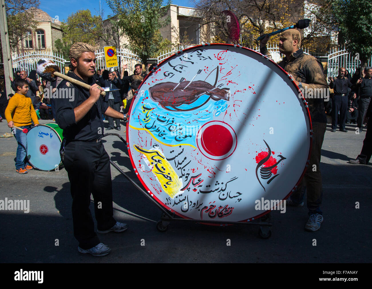 Schlagzeuger der schiitischen Ashura Prozession, Kurdistan Provinz, Bidjar, Iran Stockfoto
