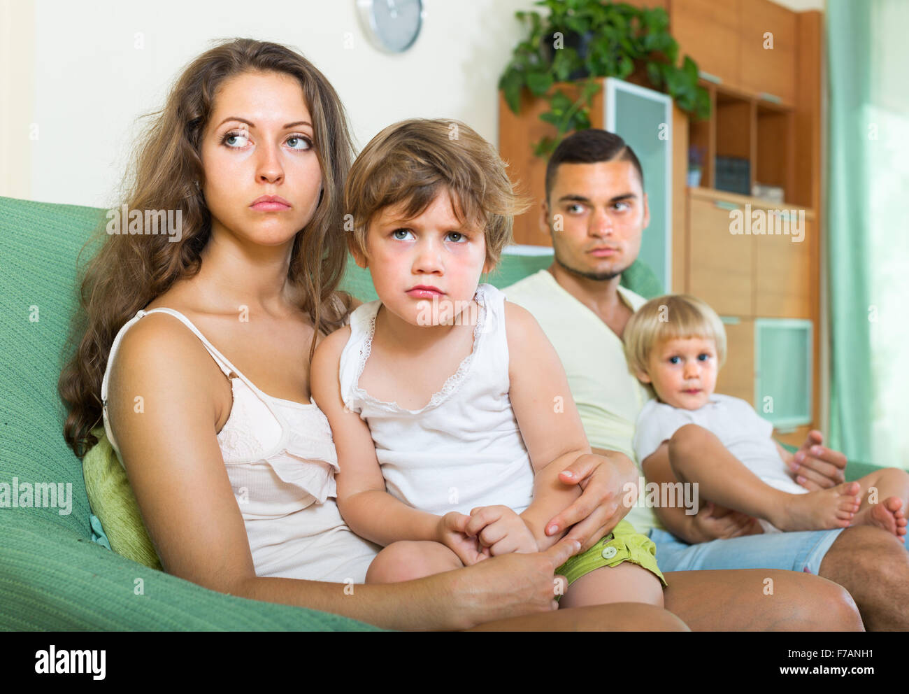 Depressive Junge Frau Und Mann Mit Zwei Kindern Mit Streit Im Haus