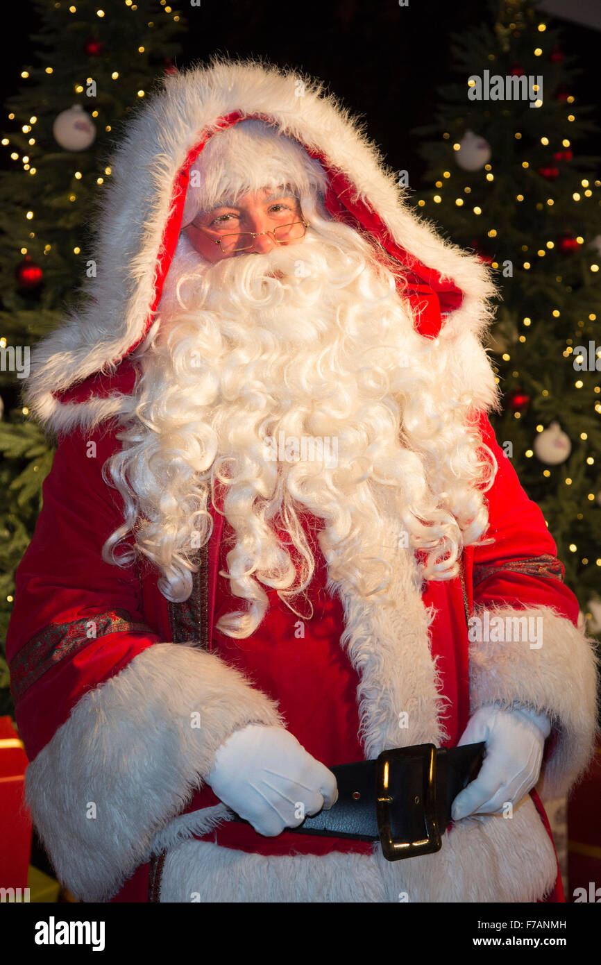 Santa Claus erfreut über Promis auf den Hyde Park-Winter-Wunderland öffnen, London, England, UK Stockfoto