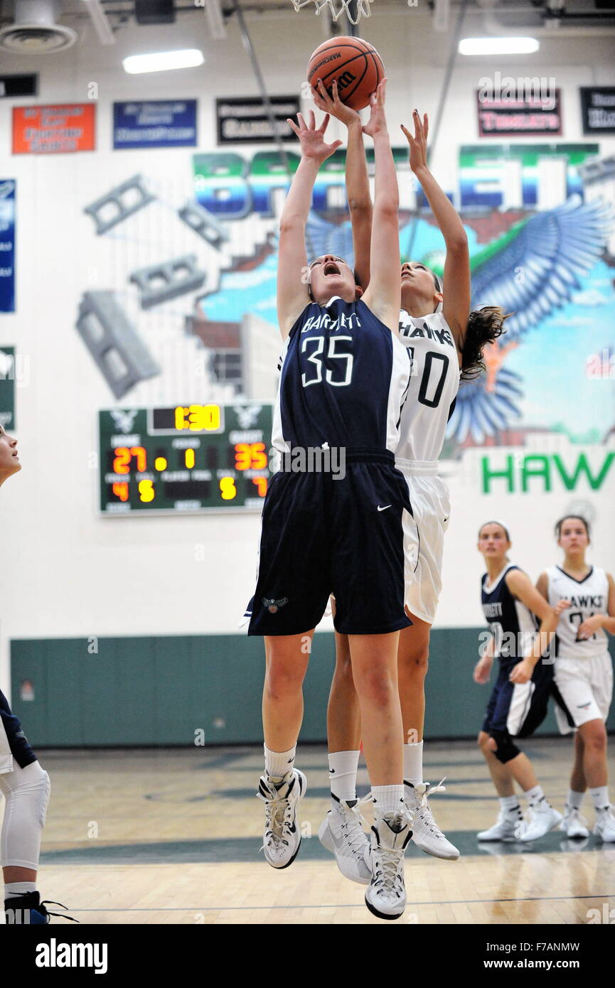 Spieler kämpfen für eine Erholung bei einem High-School-Basketball-Spiel. Stockfoto