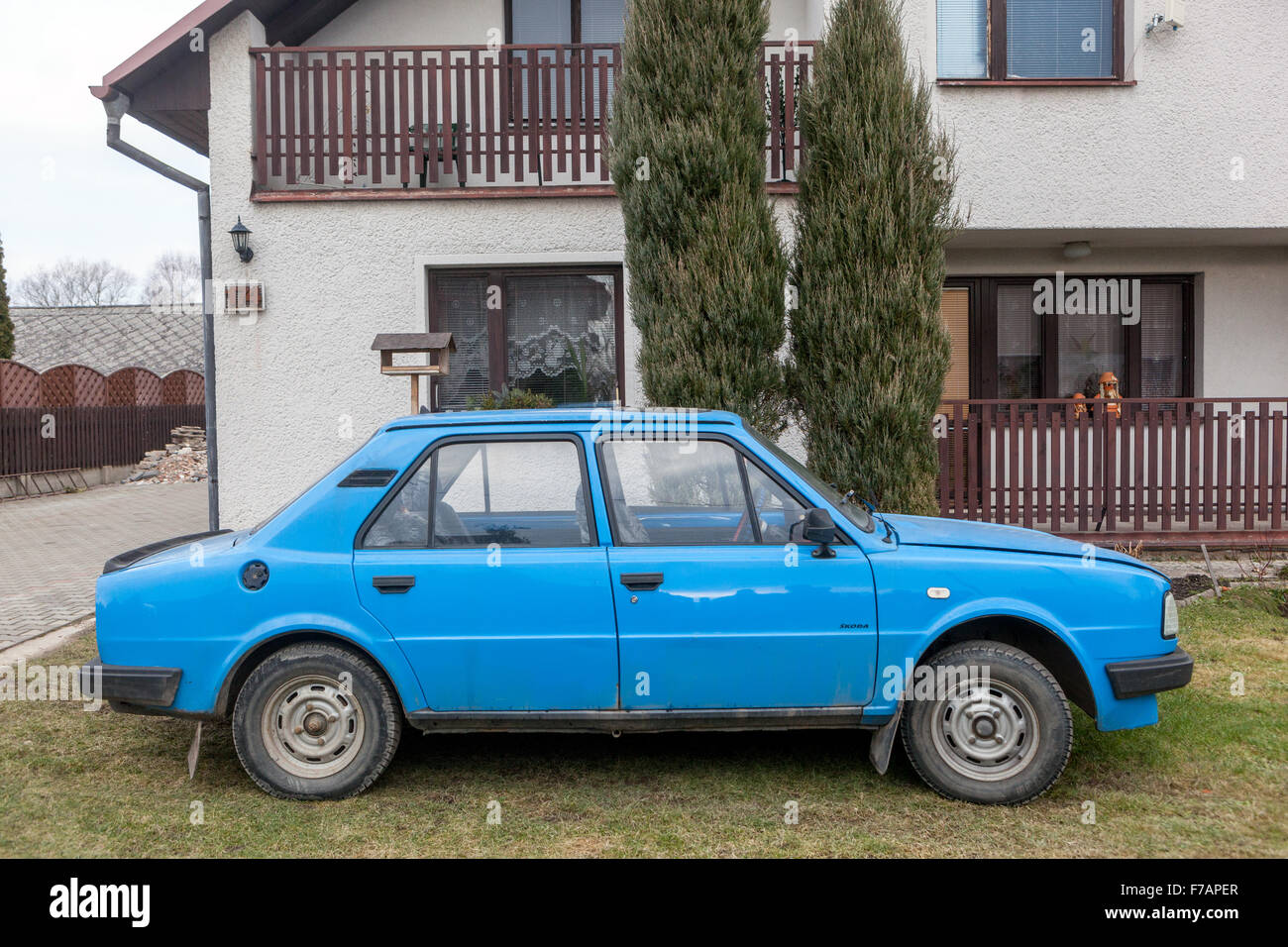 Skoda Auto aus den 80er Jahren, Blau Skoda 120, der Tschechischen Dorf, Tschechische Republik Stockfoto