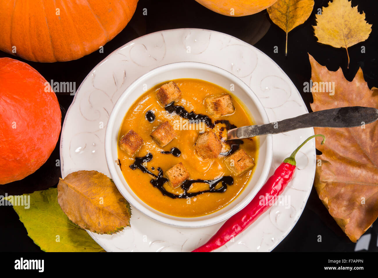 Cremige Kürbissuppe ist typisch für die Herbstsaison Stockfoto