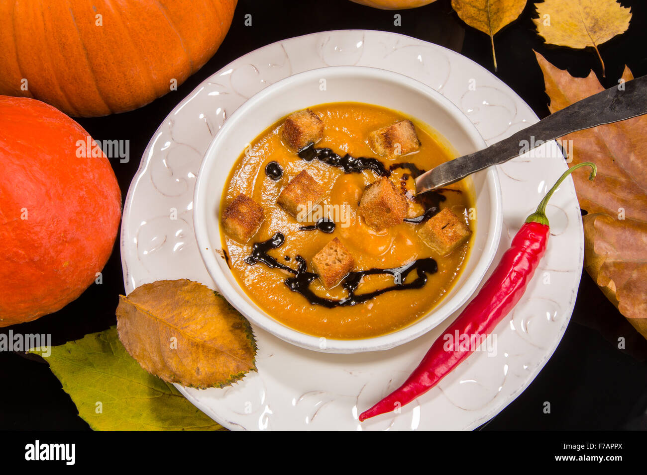 Cremige Kürbissuppe ist typisch für die Herbstsaison Stockfoto