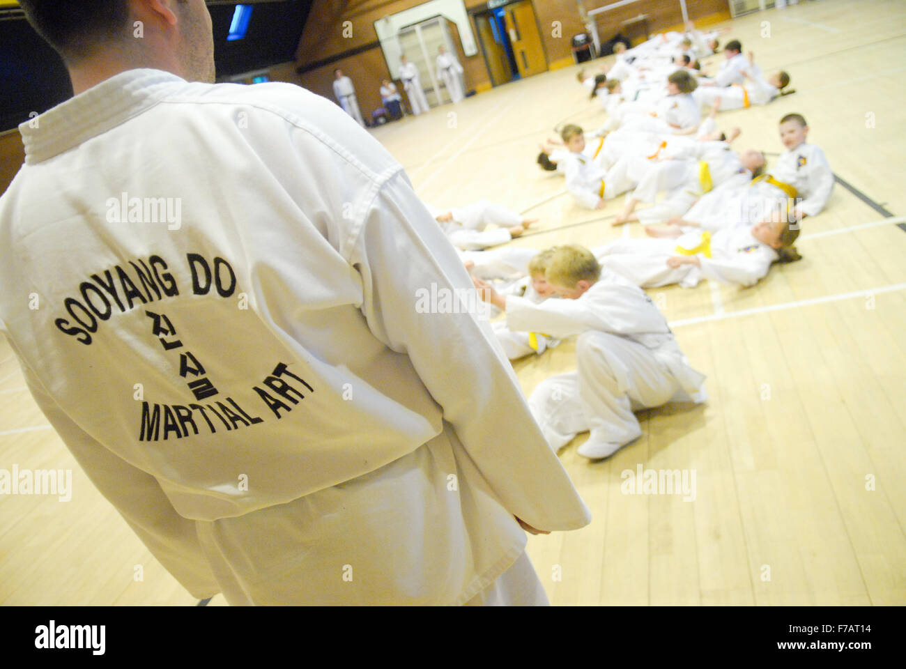 Gruppe von Kindern bei Kampfkunst-training Klasse in Aberdeenshire, Schottland. Stockfoto