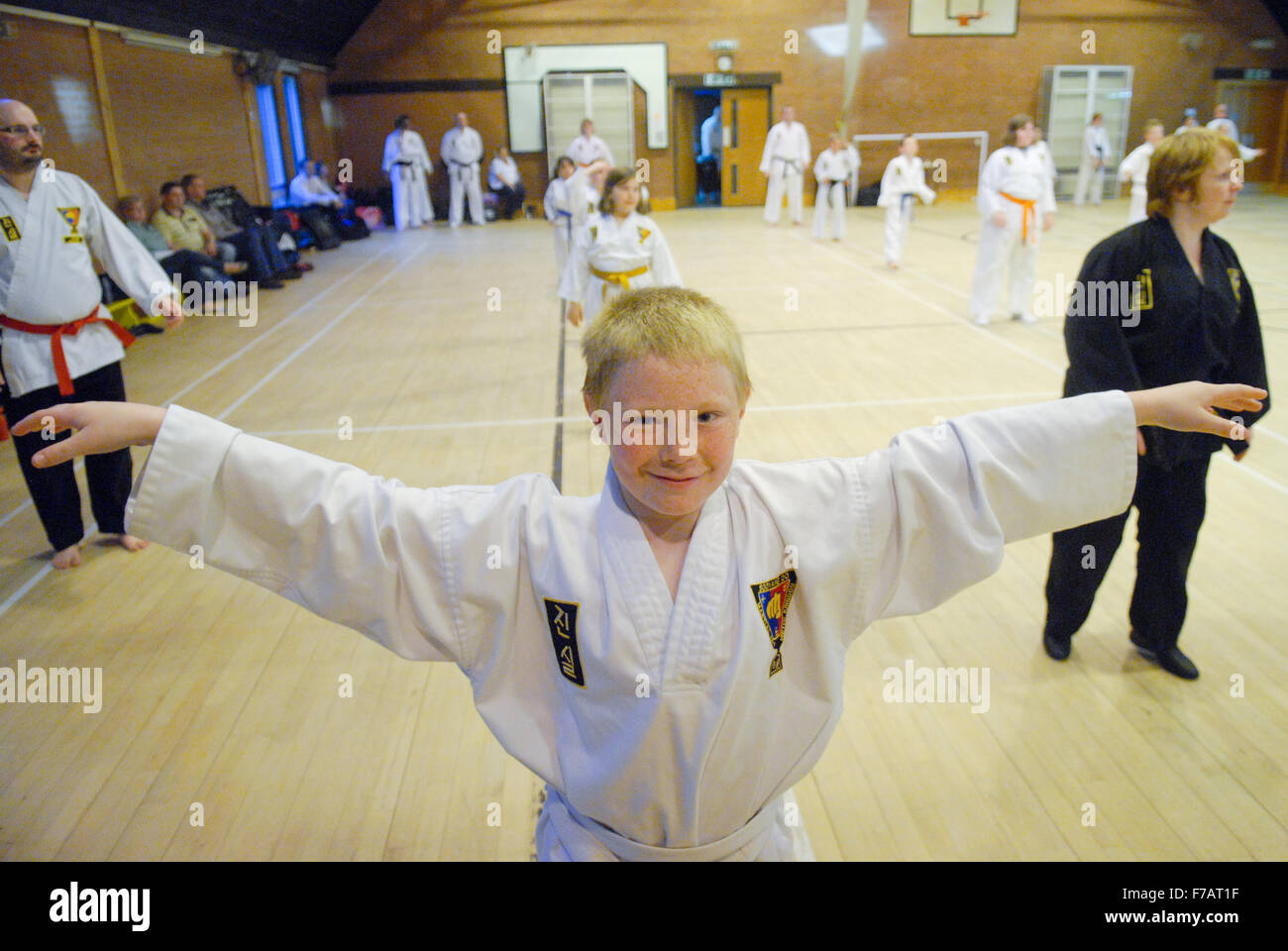 Kleiner Junge bei Kampfkunst-training Klasse in Aberdeenshire, Schottland. Stockfoto