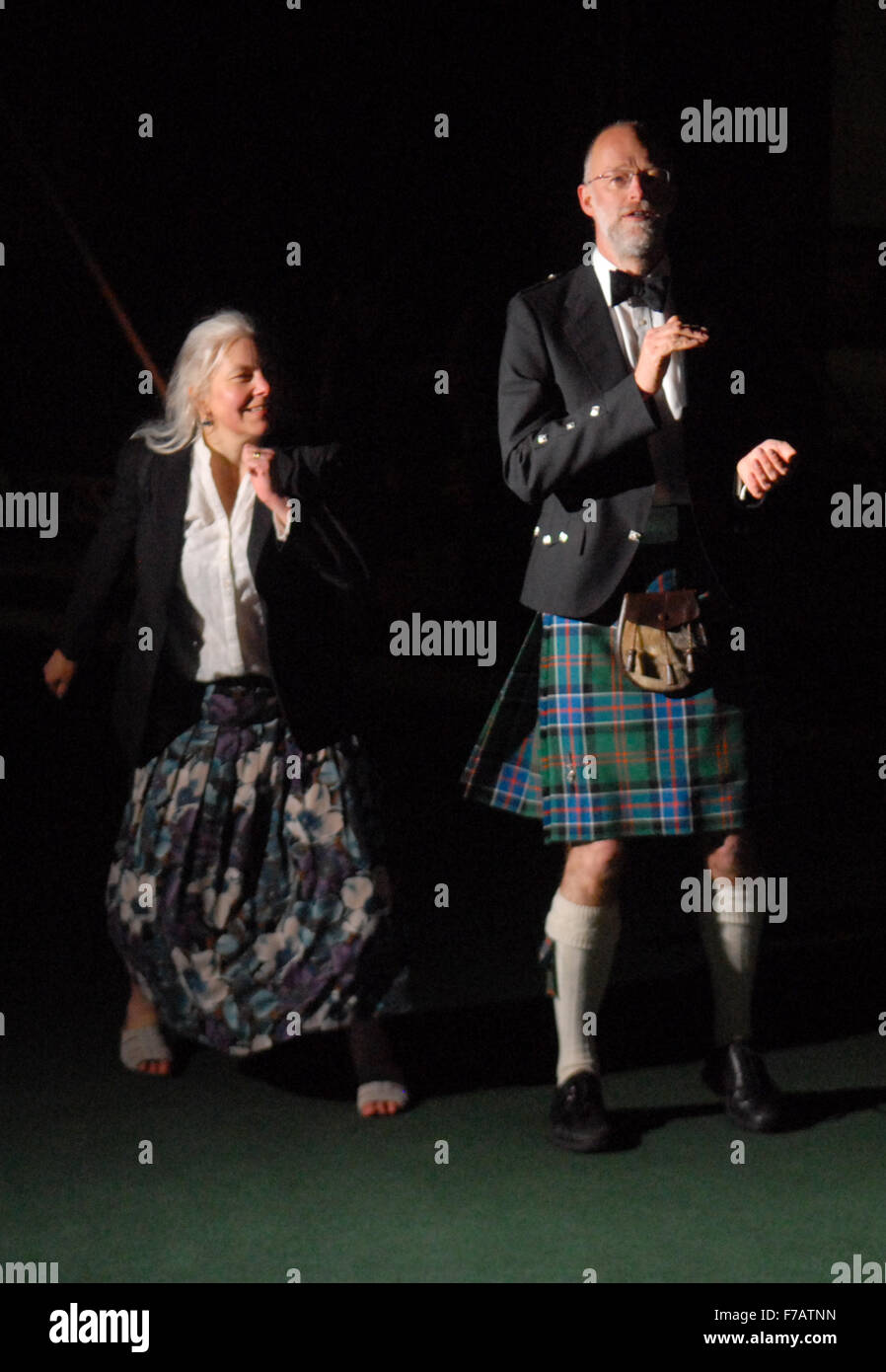 Mann im Kilt Tänze mit seiner Frau in St. Andrews, Schottland auf Freitag, 29. April 2011. Stockfoto