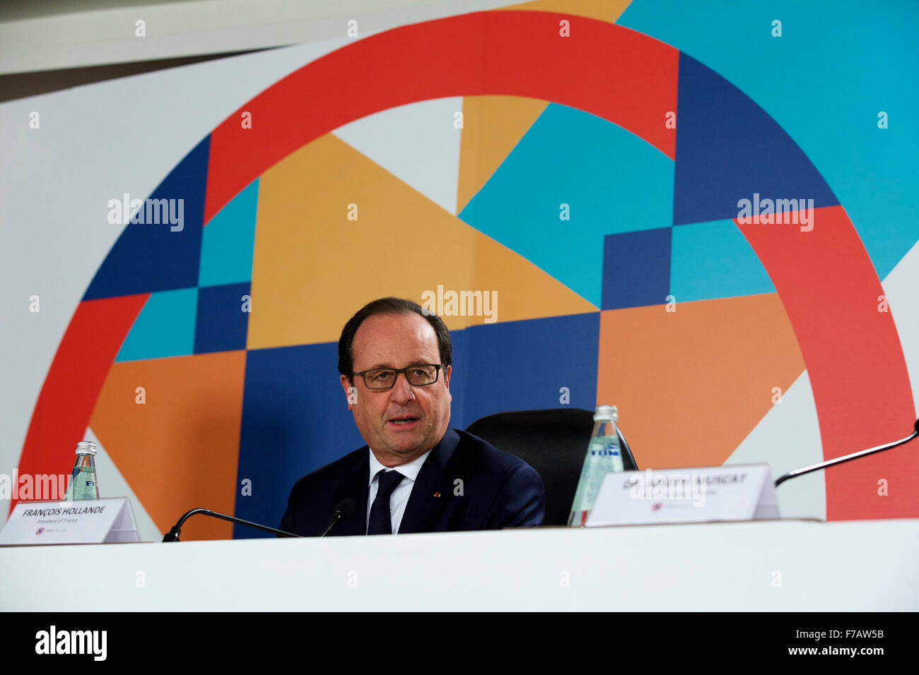 Valetta, Malta. 27. November 2015. Der französische Präsident Francois Hollande besucht eine Pressekonferenz nach der Klima Aktion spezielle Exekutivsitzung an den Commonwealth Köpfe der Regierung Sitzung (CHOGM) in Mellieha, Malta, 27. November 2015. (Xinhua/Jin Yu) Bildnachweis: Xinhua/Alamy Live-Nachrichten Stockfoto