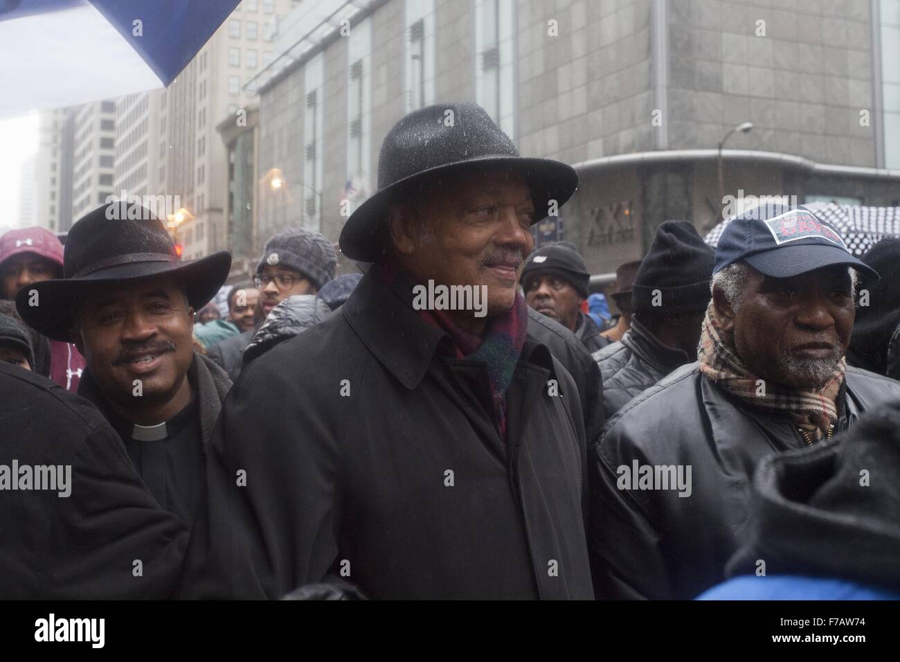 Chicago, Illinois, USA. 27. November 2015. Demonstranten marschieren entlang der Magnificent Mile in Chicago am schwarzen Freitag Dissrupt einkaufen und Kraft die Stadt zu versöhnen mit der Erschießung der Laquan McDonald von Officer Jason Van Dyke von Chicago Police Department. Bildnachweis: Rick Majewski/ZUMA Draht/Alamy Live-Nachrichten Stockfoto