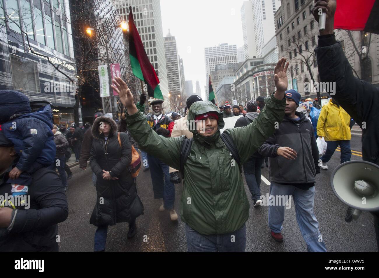 Chicago, Illinois, USA. 27. November 2015. Demonstranten marschieren entlang der Magnificent Mile in Chicago am schwarzen Freitag Dissrupt einkaufen und Kraft die Stadt zu versöhnen mit der Erschießung der Laquan McDonald von Officer Jason Van Dyke von Chicago Police Department. Bildnachweis: Rick Majewski/ZUMA Draht/Alamy Live-Nachrichten Stockfoto