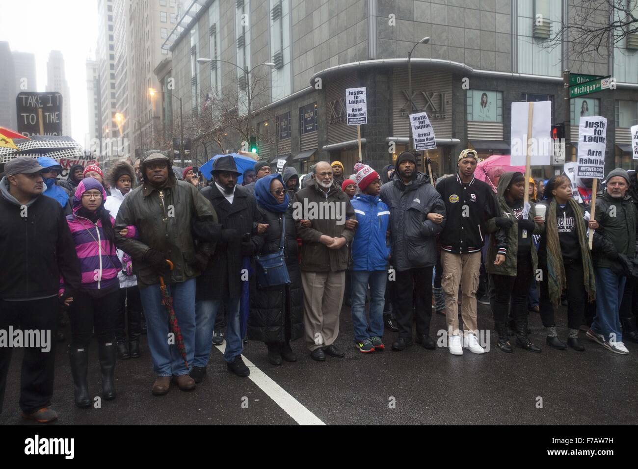 Chicago, Illinois, USA. 27. November 2015. Demonstranten marschieren entlang der Magnificent Mile in Chicago am schwarzen Freitag Dissrupt einkaufen und Kraft die Stadt zu versöhnen mit der Erschießung der Laquan McDonald von Officer Jason Van Dyke von Chicago Police Department. Bildnachweis: Rick Majewski/ZUMA Draht/Alamy Live-Nachrichten Stockfoto