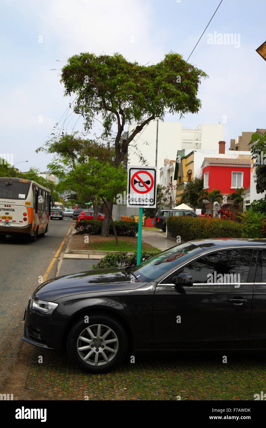 Verwenden Sie kein Hornschild in einem gehobenen Wohngebiet, Teil einer Kampagne zur Reduzierung der Lärmbelästigung und zur Schulung von Fahrern, Miraflores, Lima, Peru Stockfoto