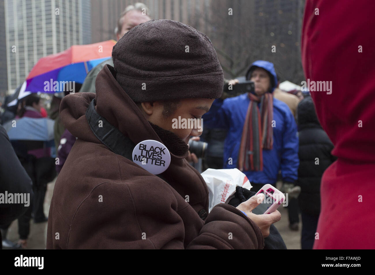 Chicago, Illinois, USA. 27. November 2015. Demonstranten marschieren entlang der Magnificent Mile in Chicago am schwarzen Freitag Dissrupt einkaufen und Kraft die Stadt zu versöhnen mit der Erschießung der Laquan McDonald von Officer Jason Van Dyke von Chicago Police Department. Bildnachweis: Rick Majewski/ZUMA Draht/Alamy Live-Nachrichten Stockfoto