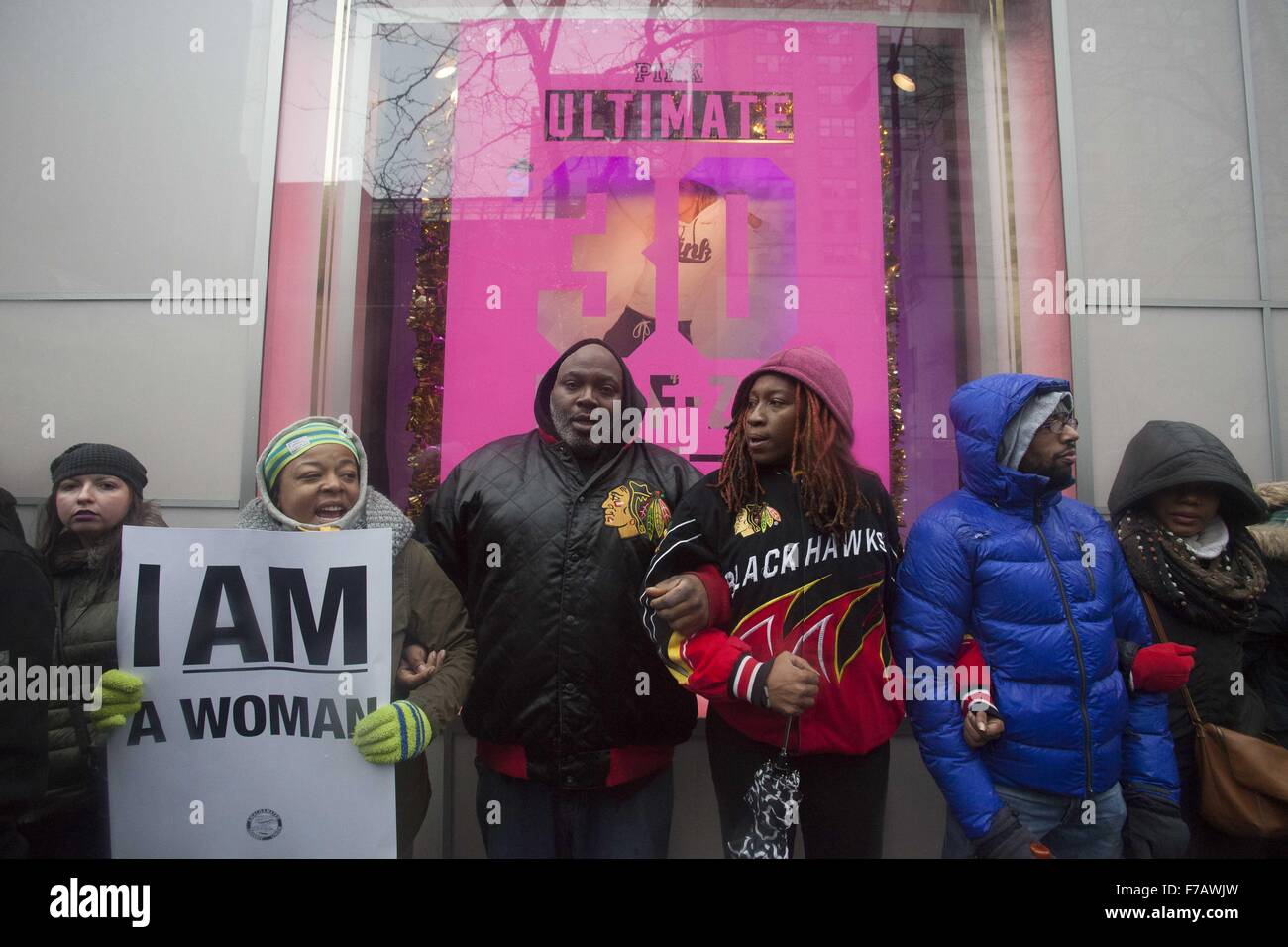 Chicago, Illinois, USA. 27. November 2015. Demonstranten marschieren entlang der Magnificent Mile in Chicago am schwarzen Freitag Dissrupt einkaufen und Kraft die Stadt zu versöhnen mit der Erschießung der Laquan McDonald von Officer Jason Van Dyke von Chicago Police Department. Bildnachweis: Rick Majewski/ZUMA Draht/Alamy Live-Nachrichten Stockfoto