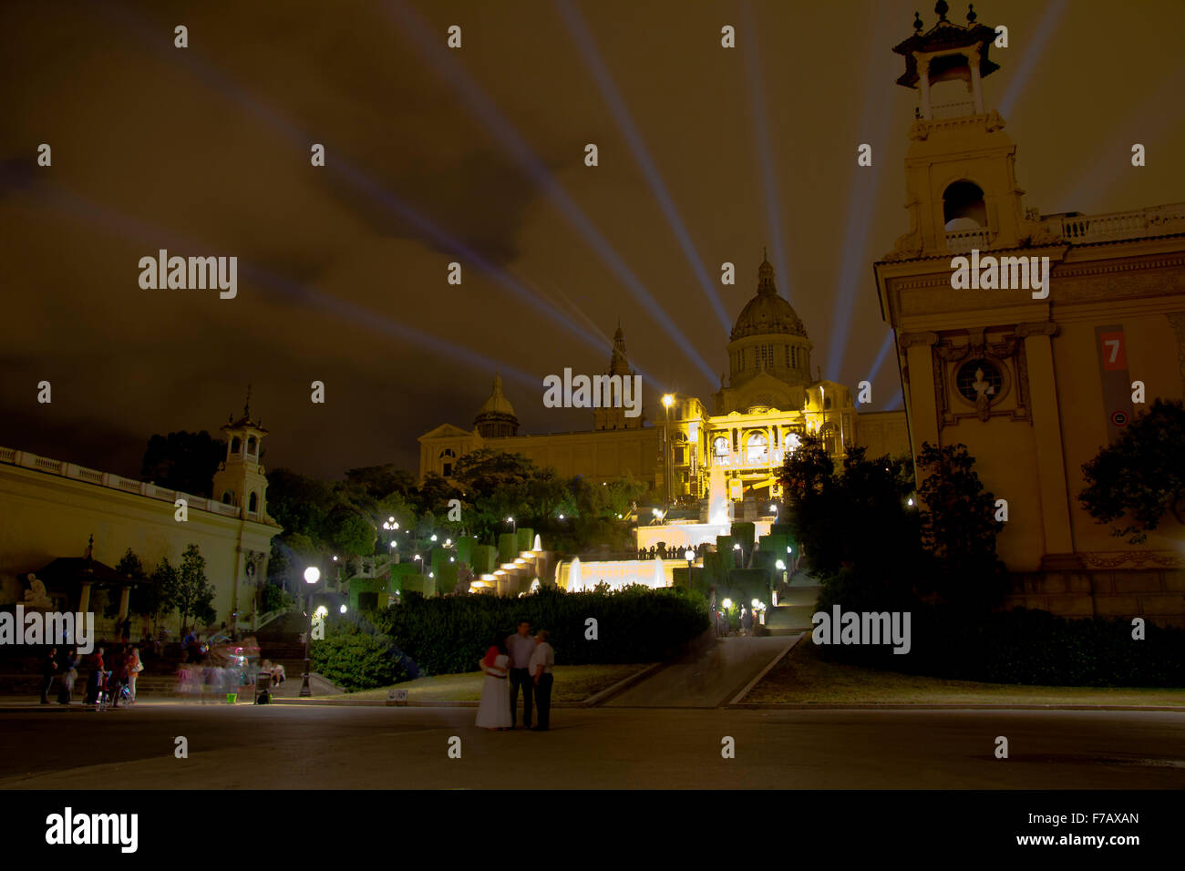 Palast der Künste in Barcelona bei Nacht Stockfoto