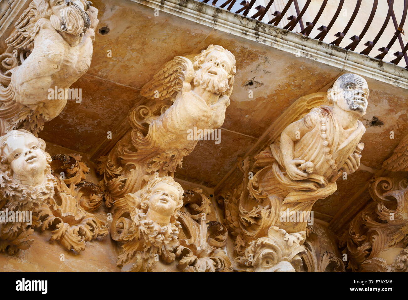 Barocke Details der Balkon im Palazzo Villadorata (Palazzo Nicolaci), alte Stadt Noto, Sizilien, Italien-UNESCO Stockfoto