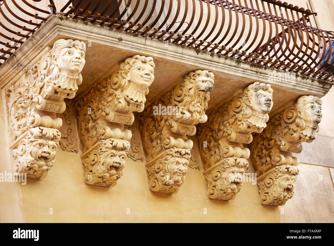 Barocke Details der Balkon im Palazzo Villadorata (Palazzo Nicolaci), alte Stadt Noto, Sizilien, Italien-UNESCO Stockfoto