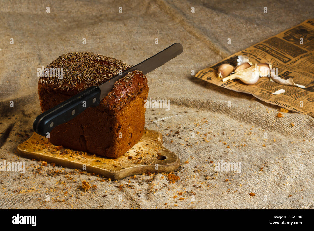 Gesunde Ernährung: in Scheiben Graubrot mit Messer Stockfoto