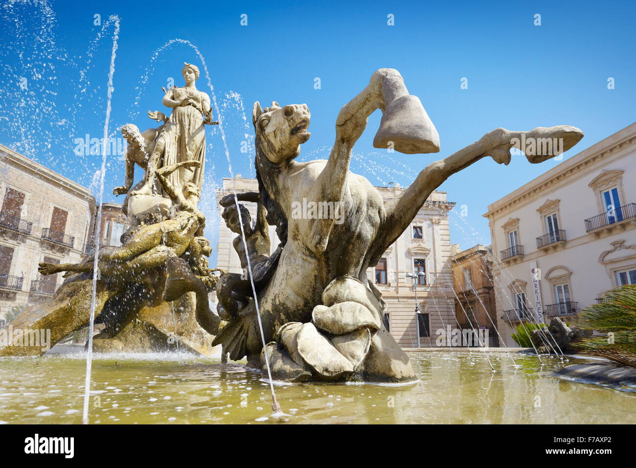 Syrakus - Diana-Brunnen (Fontana di Diana) auf dem Platz Archimede, Ortigia, Sizilien, Italien UNESCO Stockfoto