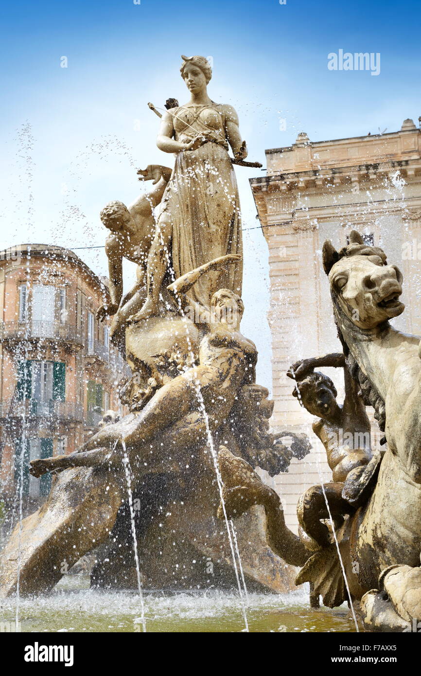 Syrakus - Diana-Brunnen (Fontana di Diana) auf der Archimede Square, Ortigia, Sizilien, Italien, UNESCO Stockfoto
