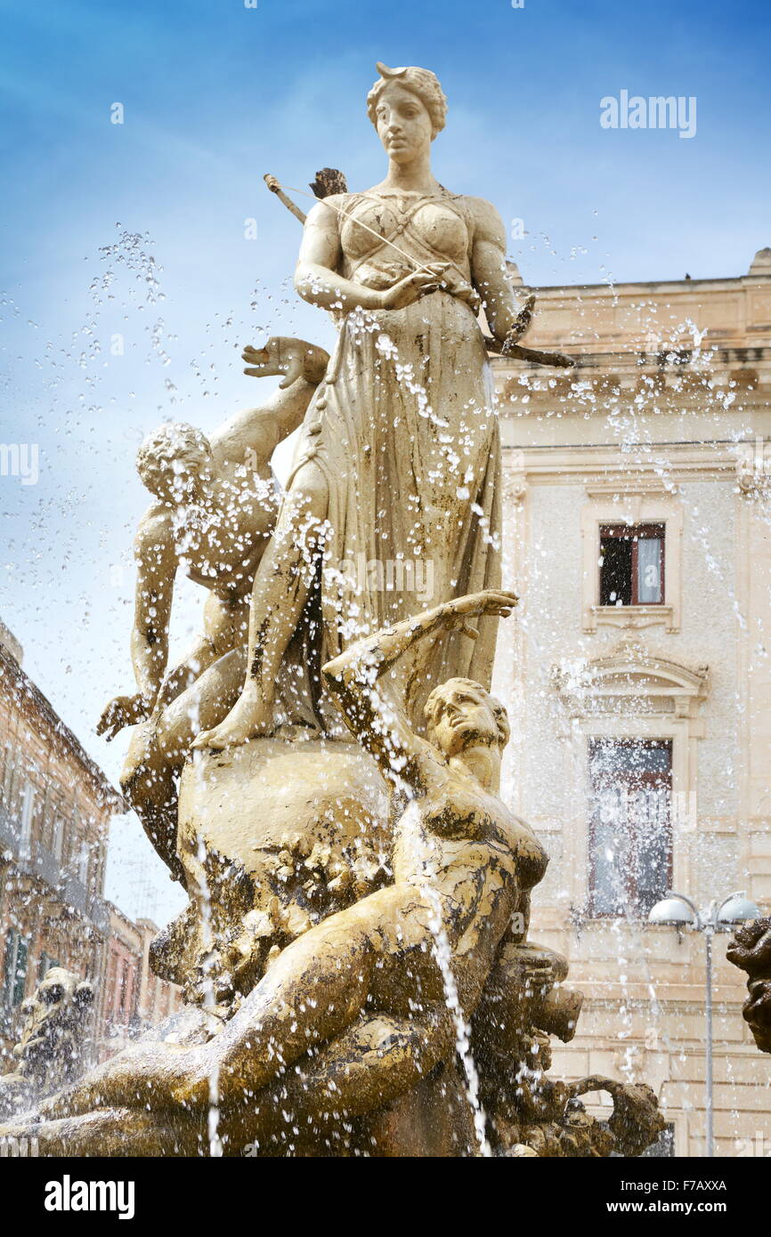 Diana-Brunnen (Fontana di Diana) auf der UNESCO Archimede Square, Ortigia, Syrakus, Sizilien, Italien Stockfoto