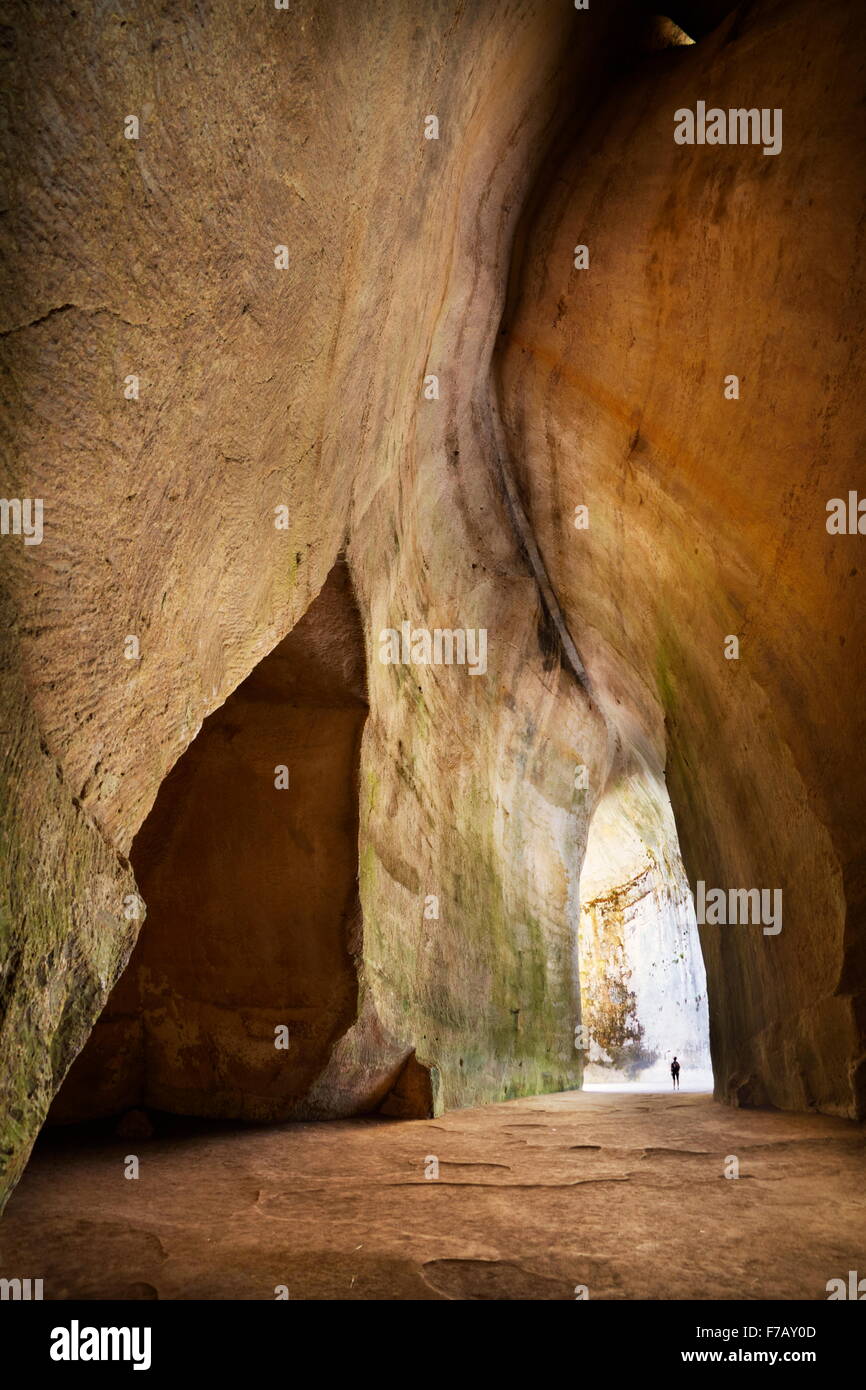 Touristen in das Ohr des Dionysius (Orecchio di Dionisio) - Innere der Höhle, Siracusa, Sizilien, Italien Stockfoto