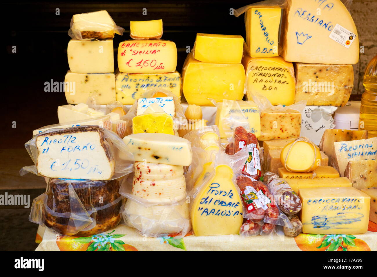 Sizilianischen Käse - viele traditionelle sizilianische Käsesorten, Lebensmittelmarkt von Ortigia, Syrakus, Sizilien, Italien Stockfoto