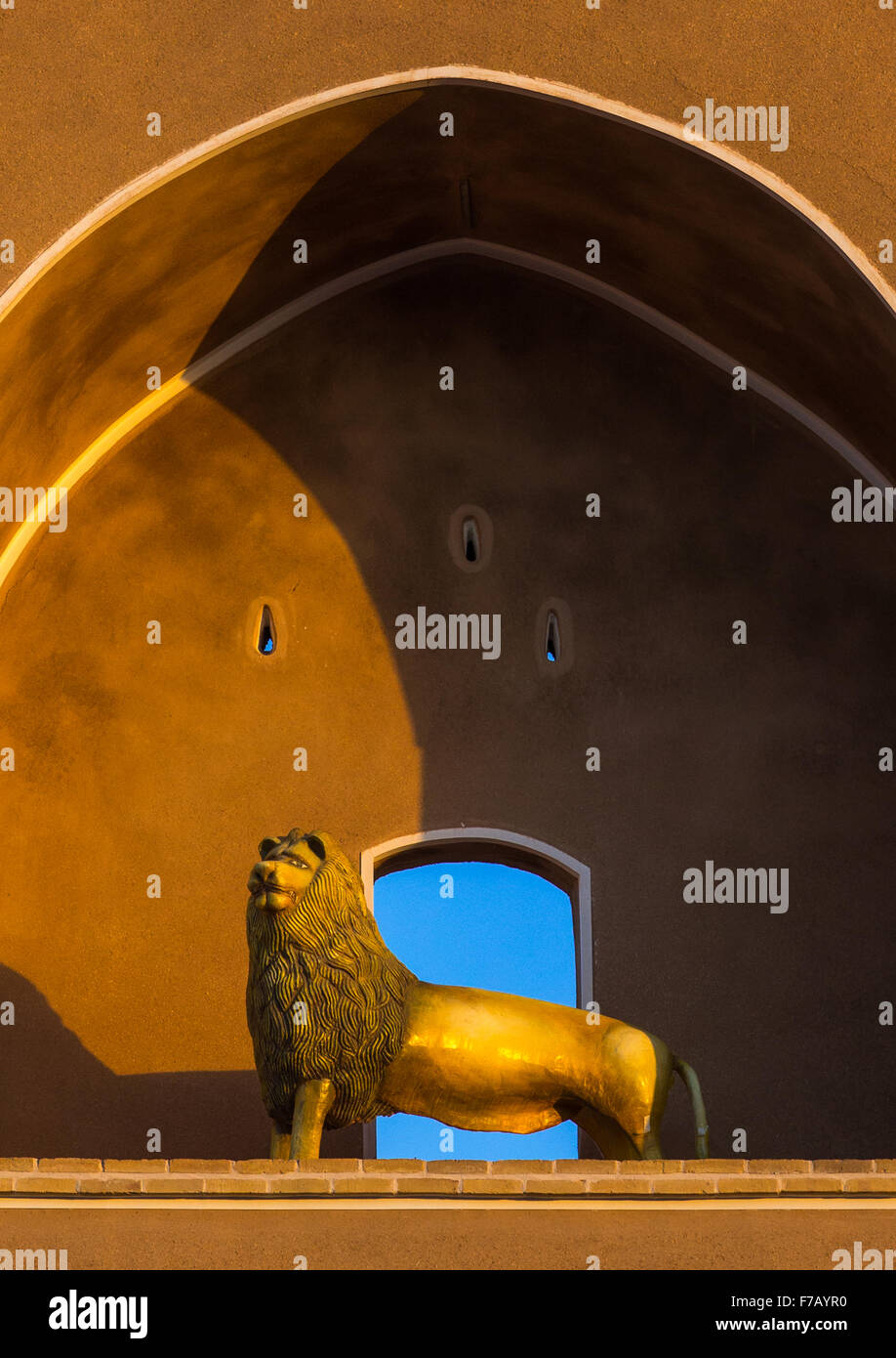 Löwenstatue In einen Hosseinieh, Yazd Provinz Yazd, Iran Stockfoto