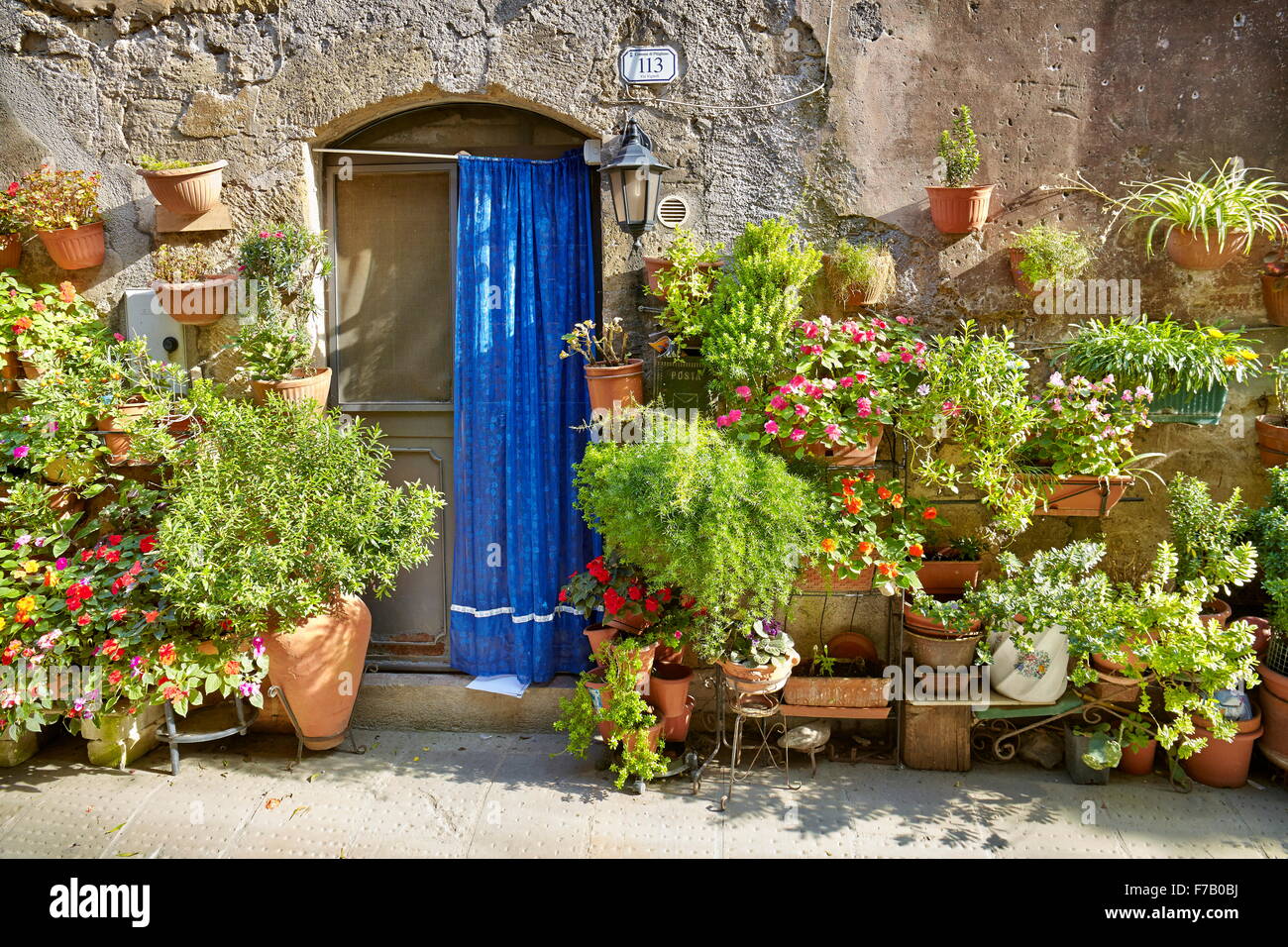 Eingang, geschmückt mit Blumen, Pitigliano, Toskana, Italien Stockfoto