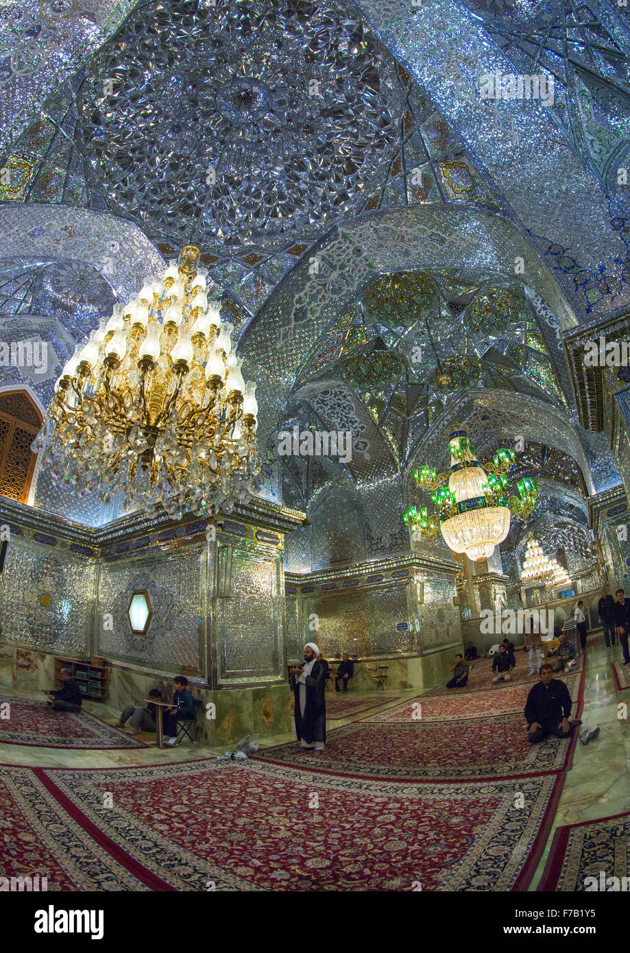 Muslimische schiitischen Männer In der Halle der Shah-e-Cheragh-Mausoleum, Fars Provinz, Shiraz, Iran Stockfoto