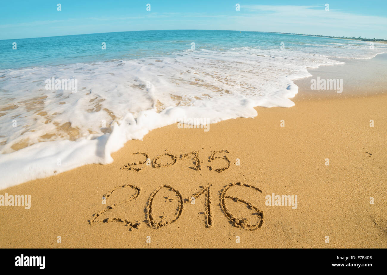 Ziffern 2015 und 2016 am Sand Strand - Konzept von Neujahr und vergehende Zeit. Weitwinkel Stockfoto