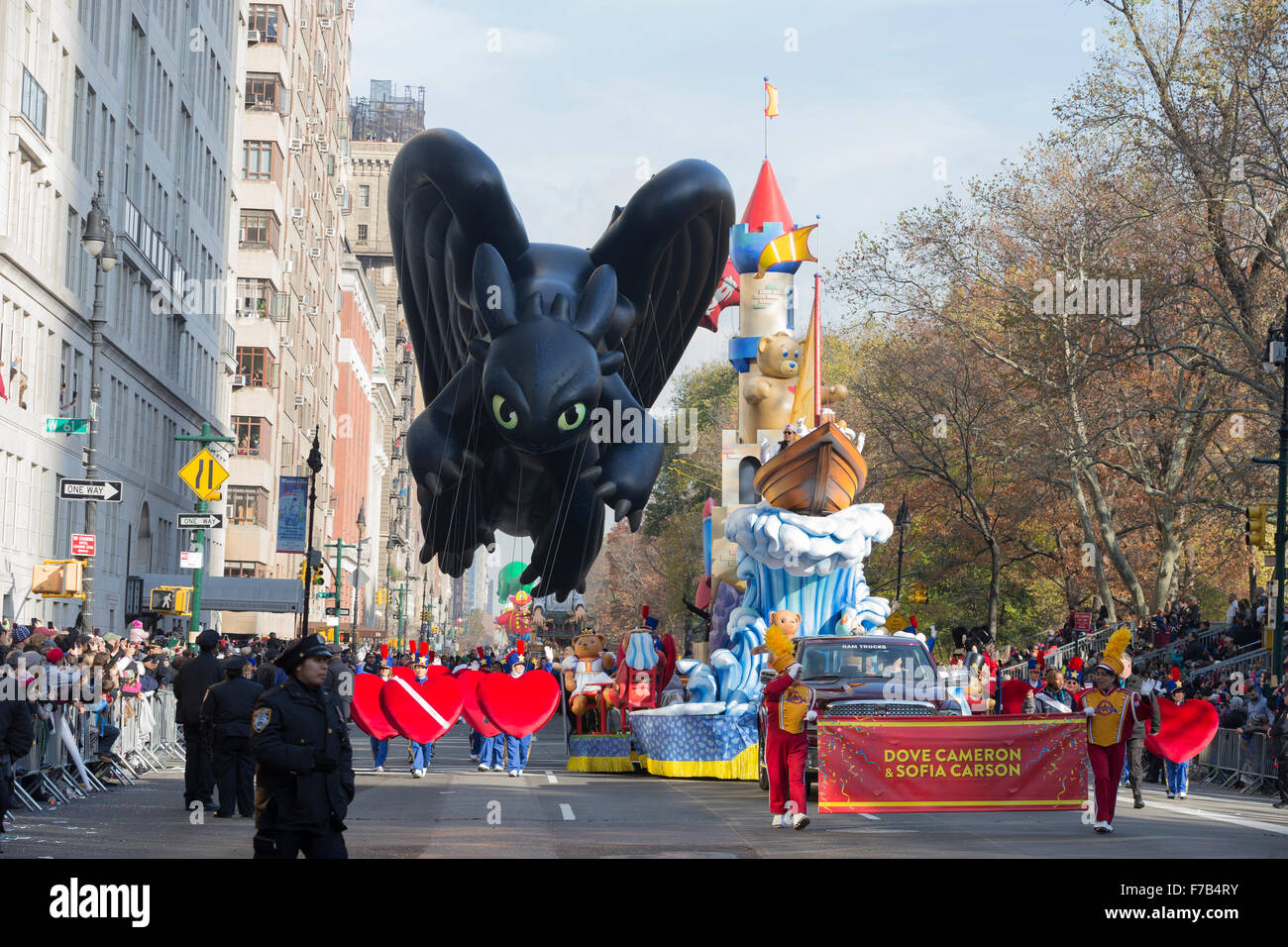 New York, NY USA - 26. November 2015: Atmosphäre an der 89. jährlichen Macy's Thanksgiving Day Parade am Columbus Circle Stockfoto