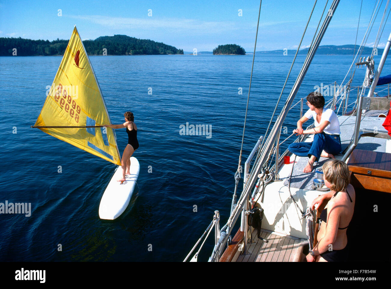Windsurfen und Segeln, Gulf Islands, BC, Britisch-Kolumbien, Kanada - Frau lernen, Wind-Surf Stockfoto