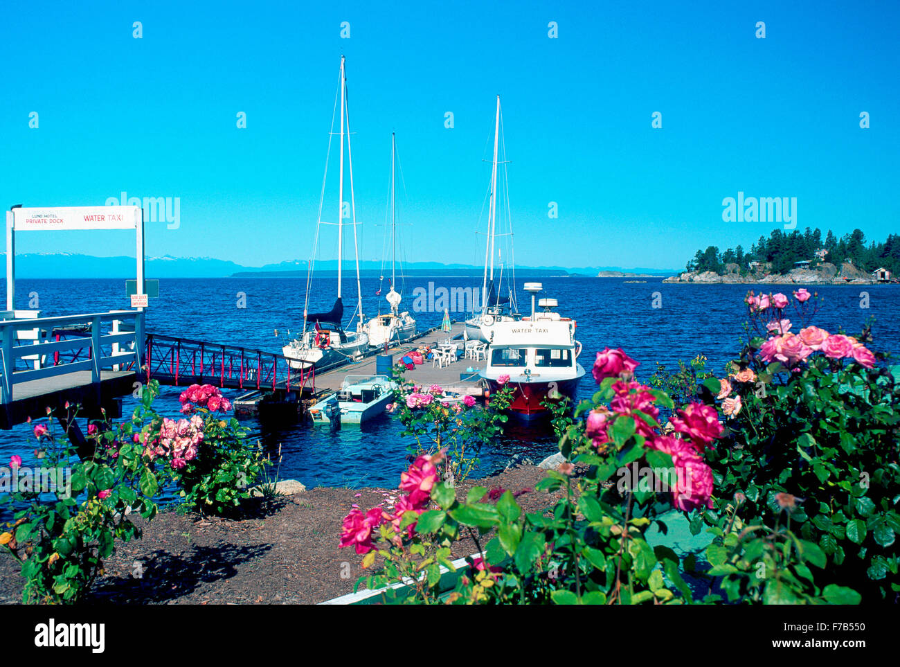 Lund, BC, Britisch-Kolumbien, Kanada - Boote angedockt am Wharf, Sunshine Coast malerischen Hafen / Hafen, Endpunkt des Highway 101 Stockfoto