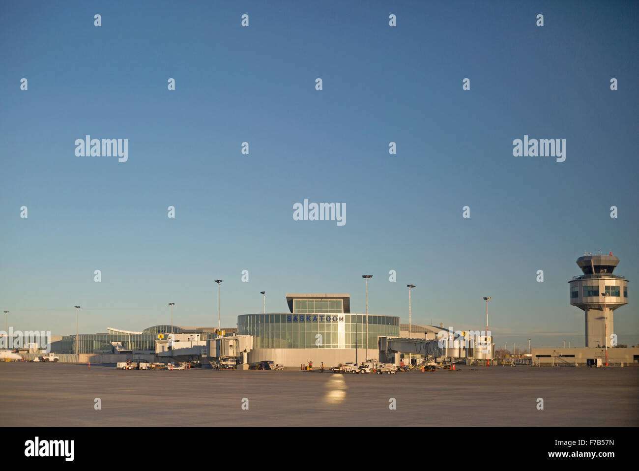 Saskatoon John G Diefenbaker International Airport mit blauem Himmel in Saskatchewan, Kanada Stockfoto