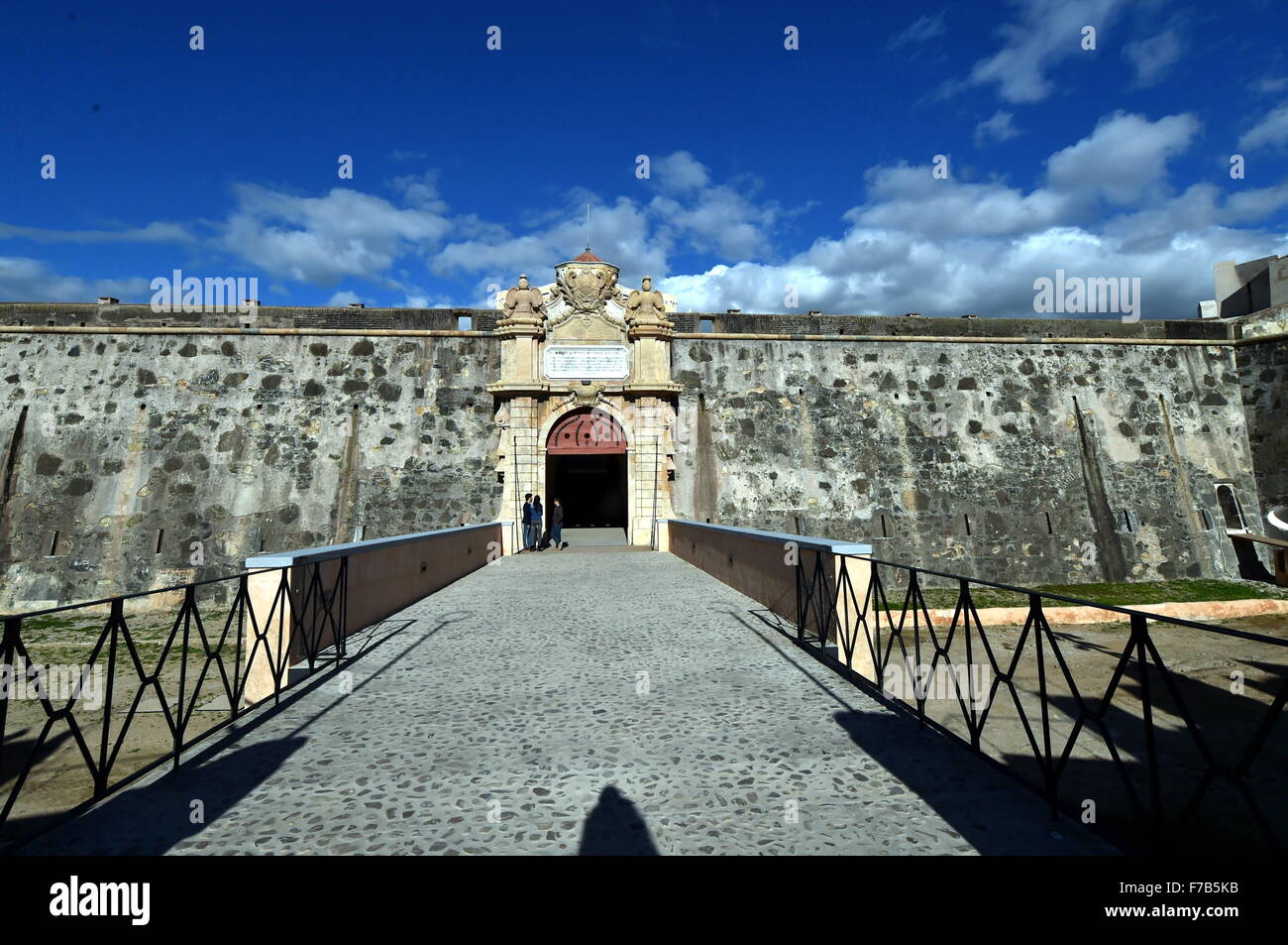 (151128)--ELVAS, 28. November 2015 (Xinhua)--Foto aufgenommen am 21. November 2015 zeigen das innere Tor der Festung Graca, ein Teil der Garnison Grenze Stadt Elvas und seine Befestigungen in Elvas, Portugal, 27. November 2015. Die Garnison Grenze Stadt Elvas und Befestigungsanlagen wurden im Jahr 2012 in die Weltkulturerbeliste der UNESCO eingeschrieben. Elvas Stadt liegt an der Grenze von Portugal mit Spanien und wurde um das Jahr 1640 erbaut, während des Krieges zwischen den beiden Ländern. Die Stadt wurde zwischen dem 17. und dem 19. Jahrhundert stetig erweitert. Die Befestigungen der Stadt ist eines der größten seiner Art in der Welt Stockfoto