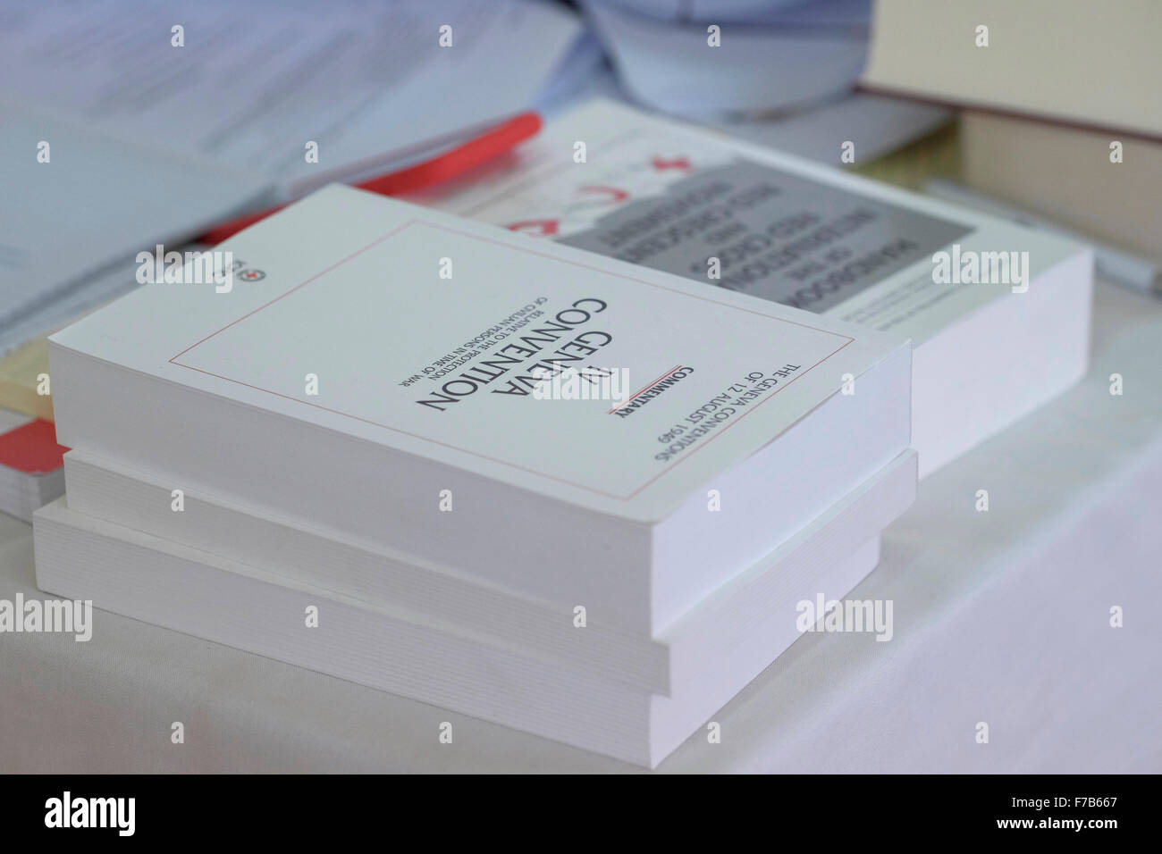 Bücher über die Regeln der Genfer Konvention veröffentlicht vom IKRK Rotes Kreuz Stockfoto