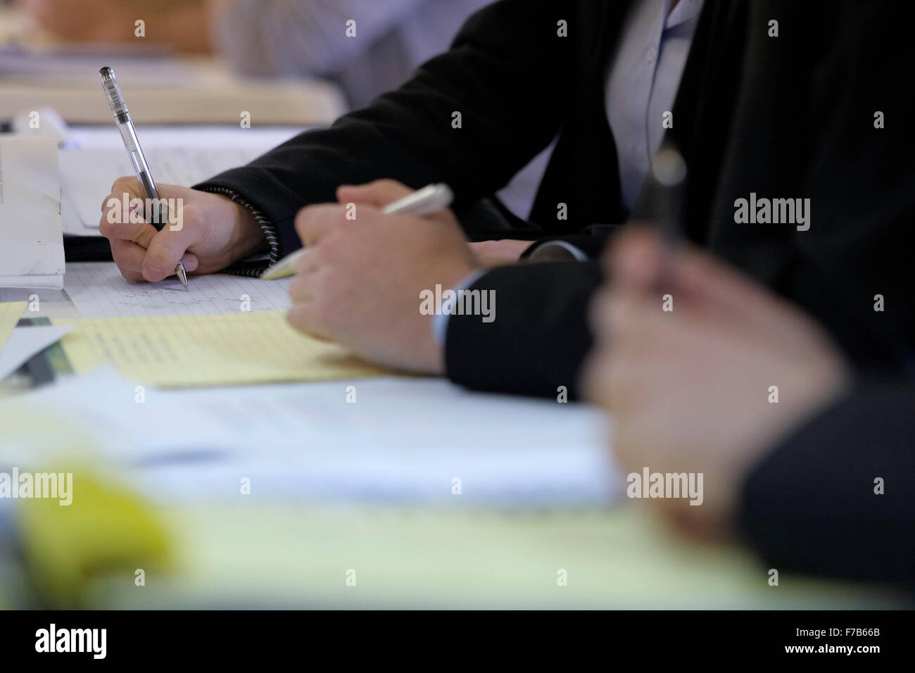 Anwälte Schreiben von Notizen während einer Diskussion Stockfoto