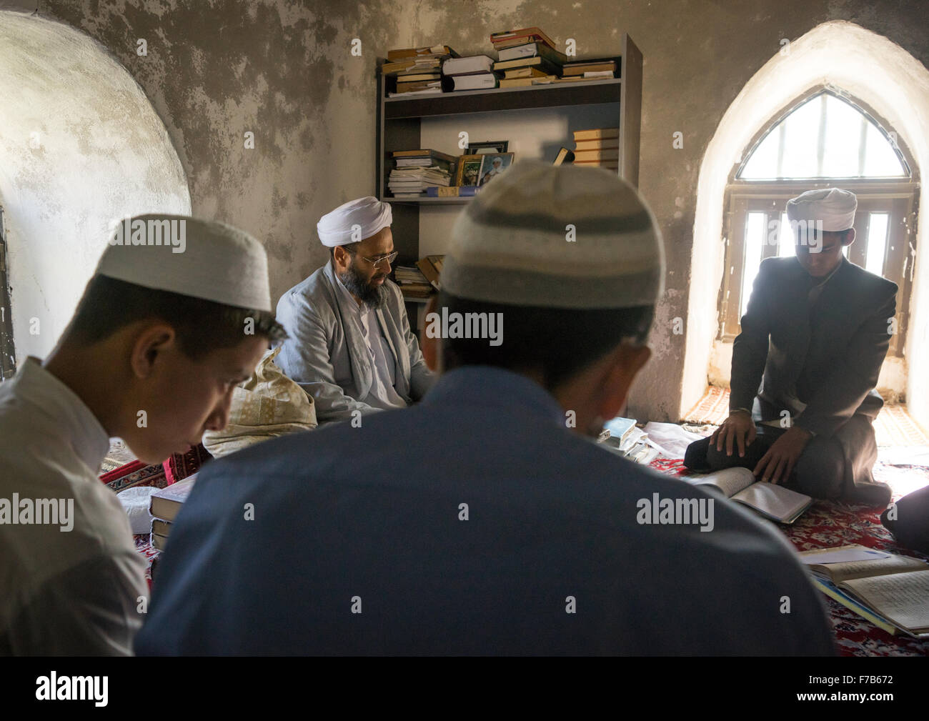 Ein Imam, die Lehren des Korans schiitischen muslimischen Studenten In eine Coranic Schule, Golestan Provinz, Karim Ishan, Iran Stockfoto