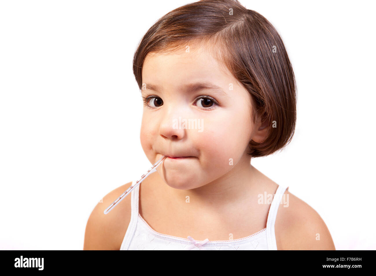kleines Mädchen mit einem klinischen Quecksilber-in-Glas-Thermometer im Mund Stockfoto