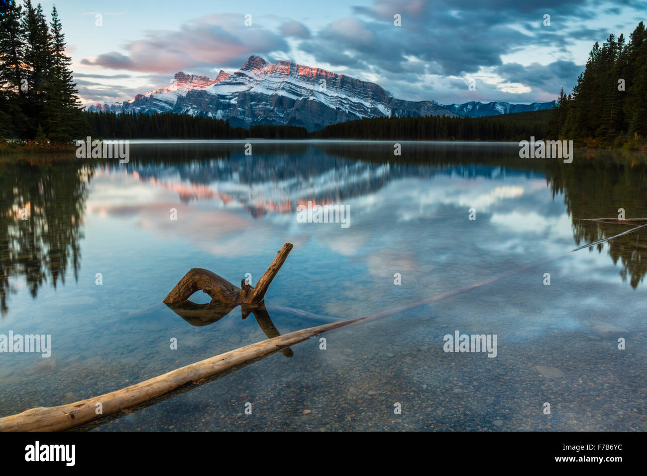 Sunrise, Kanada, Alberta, Banff Nationalpark, zwei Jack Lake mit Mount Rundle Stockfoto